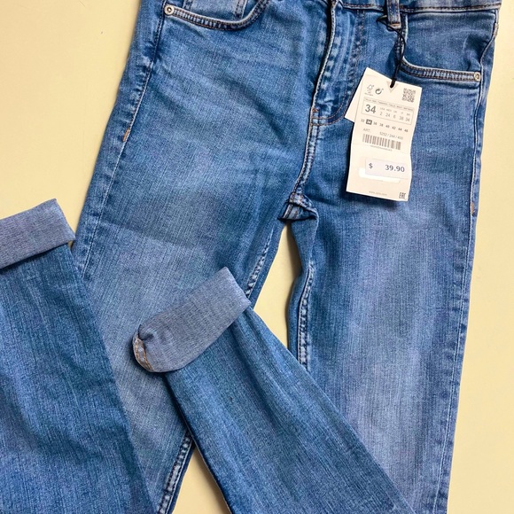 Zara Denim - NWT Zara Mid Rise Ankle Jeans in Size 2!